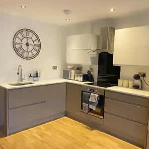 https://modern-5-bed-house-with-parking.brighton-hotels-england.com