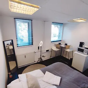  Privatunterkunft Functional Studio/room
