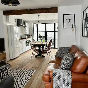 https://stunning-3-bedroom-2-bathroom-cottage-with-patio.brighton-hotels-england.com
